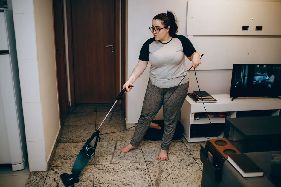 Minimalistický stůl se zaměřením na univerzální čisticí prostředek, kancelářské potřeby a úložná řešení.